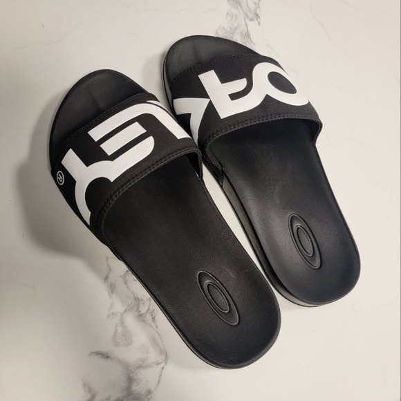 Womans size 7.5 US OAKLEY slides, flip-flops, sandals - Picture 3 of 3